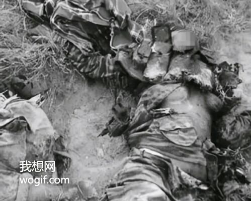 一川軍女兵被日軍慘殺陣亡，上半身衣服不見了（照片）