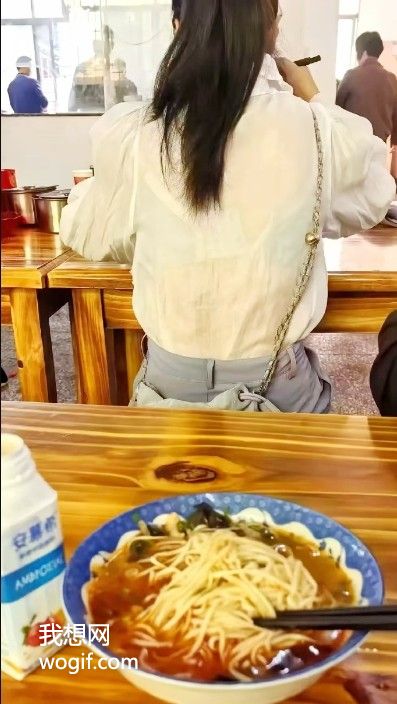 面館吃飯，小姐姐內(nèi)衣扣子開了，怎么跟她說？